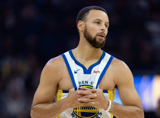 Curry ghi được 15 điểm & Moody ghi được 4 quả ba điểm, Warriors ghi được 7 điểm sau giờ nghỉ giải lao và Spurs tiến lên phía trước