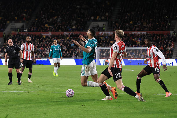 Giải thích chính thức của Premier League là không có quả phạt đền nào khi Gakpo ngã xuống đất trong khu vực ba giây: trọng tài video xác minh Collins không vi phạm luật.