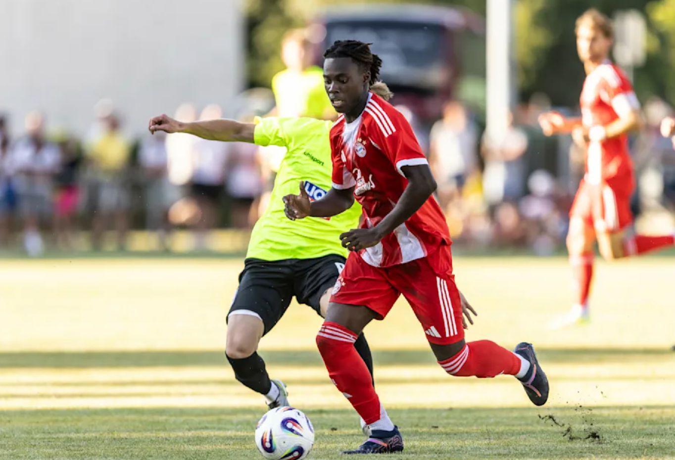 Bild: Cầu thủ 17 tuổi của Bayern Munich bị đuổi về câu lạc bộ cũ sau khi thường xuyên lui tới các tụ điểm giải trí về đêm