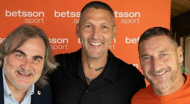 Totti: Ronaldo là DÊ, Melo xếp sau anh