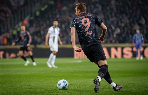 B. Monchenladbach vs Bayern Munich