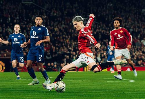 Manchester United đấu với Leicester City