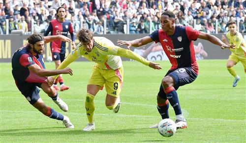 Juventus đấu với Cagliari