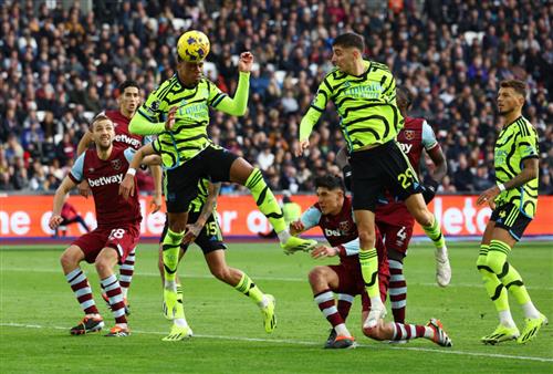 West Ham United đấu với Arsenal