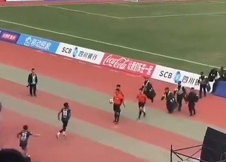 Cầu thủ đá trọng tài! Tứ Xuyên Super League phản hồi: Tăng cường quản lý, để cơ quan công an điều tra, xử lý