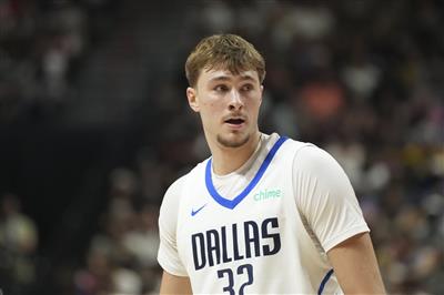 Giây phút cuối cùng nổ ra và thật khó để cứu được vị cứu tinh! Flagg ghi được 18 điểm khi bắn 6/14, 5 rebound và 6 kiến tạo.