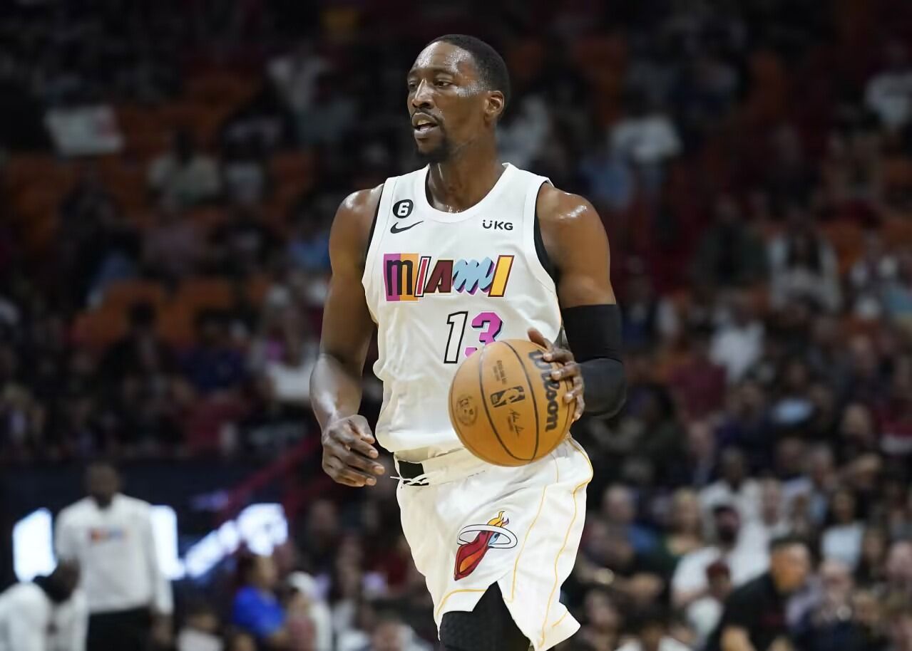 Adebayo: Không chắc về mức độ nghiêm trọng của chấn thương ở chân, dự định quay lại Miami để chụp MRI