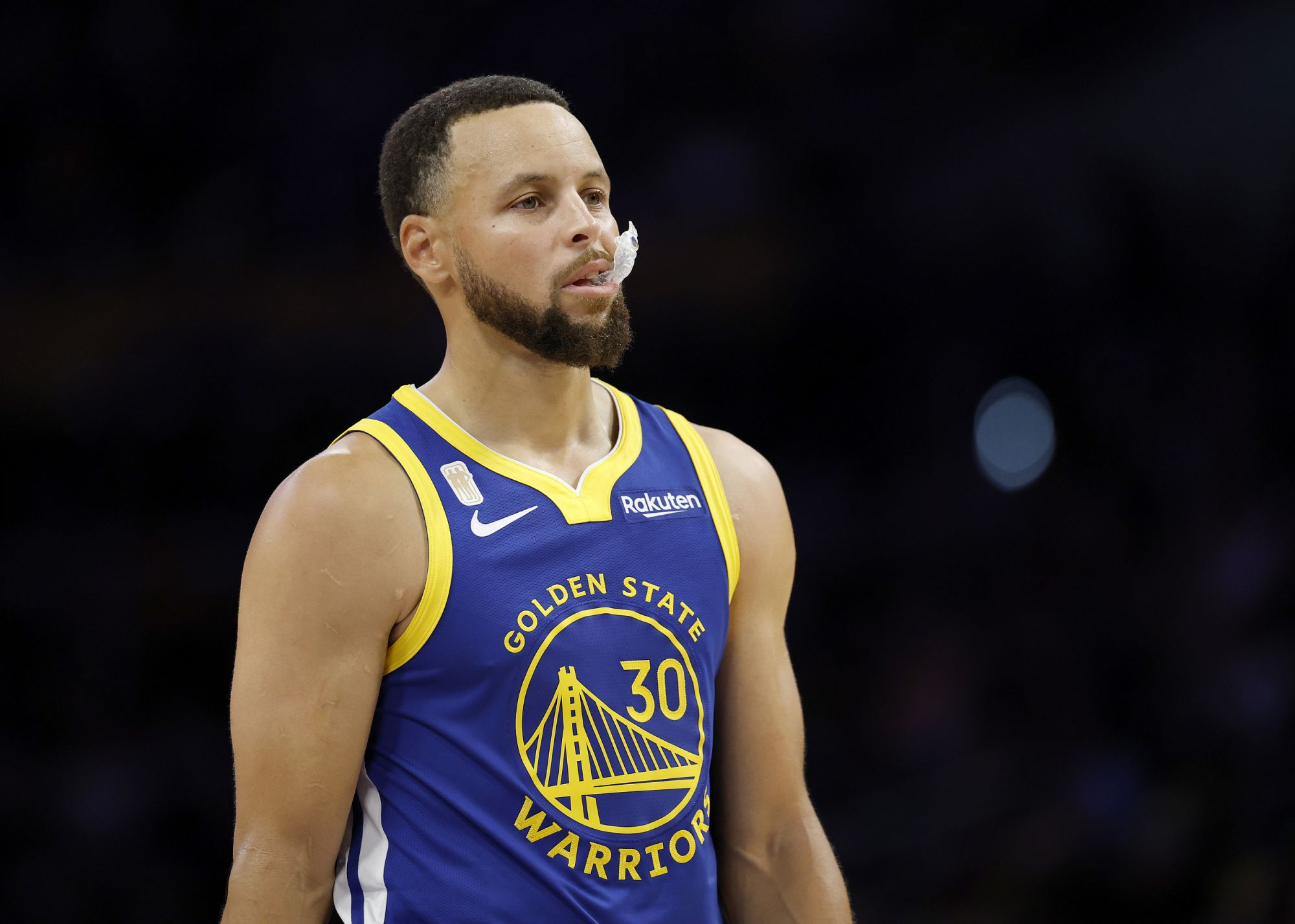 Curry ghi được 46 điểm! Cole: Đó chỉ là những hoạt động thường ngày thôi, anh ấy là mặt trời trong hệ thống của chúng tôi