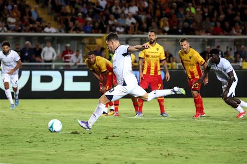 Lecce đấu với Cagliari