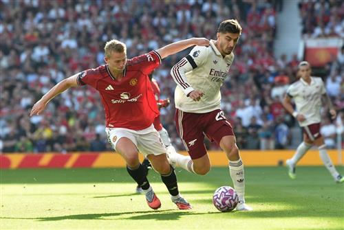 Manchester United đấu với Arsenal